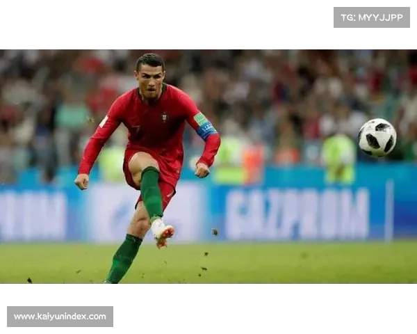 C罗赛后独自加练任意球，暴雨中加练一小时离场